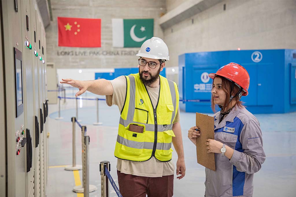 7月14日，巴方工作人員在卡洛特水電站-地下電廠檢查數(shù)據(jù)。 （人民網(wǎng)記者 薛丹攝）