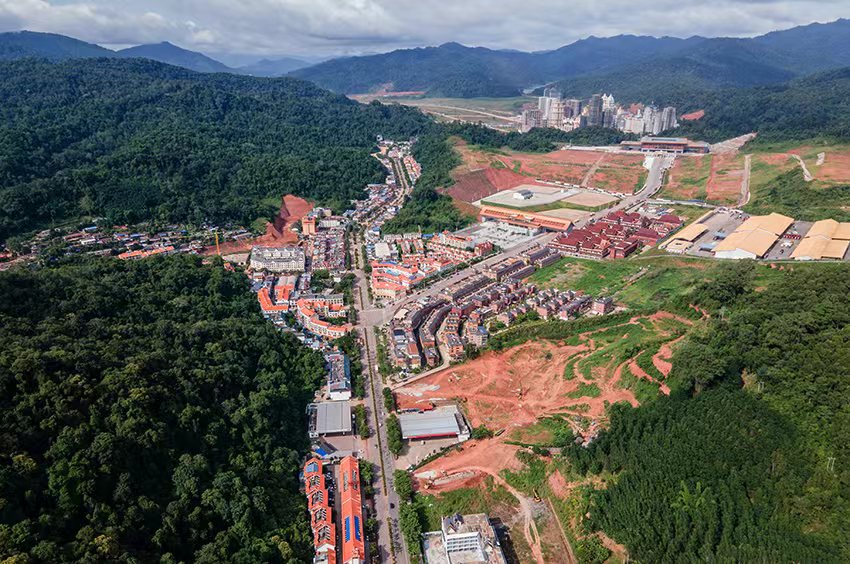 磨憨口岸俯瞰，右前方高層白色建筑群為老撾境內(nèi)。人民網(wǎng)記者 符皓攝