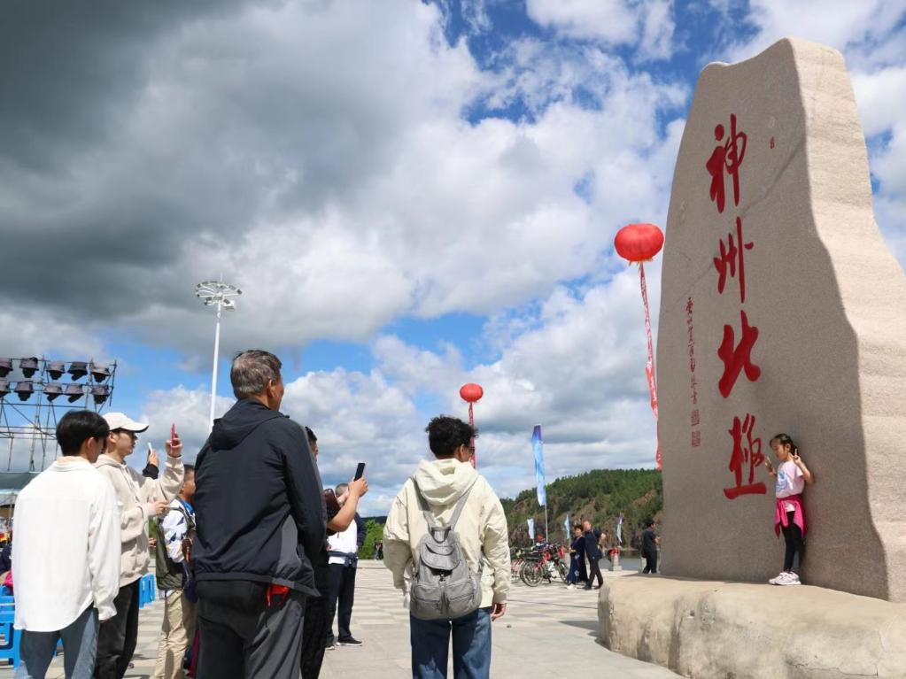 游客在漠河市地標(biāo)前打卡。新華社記者 徐凱鑫攝