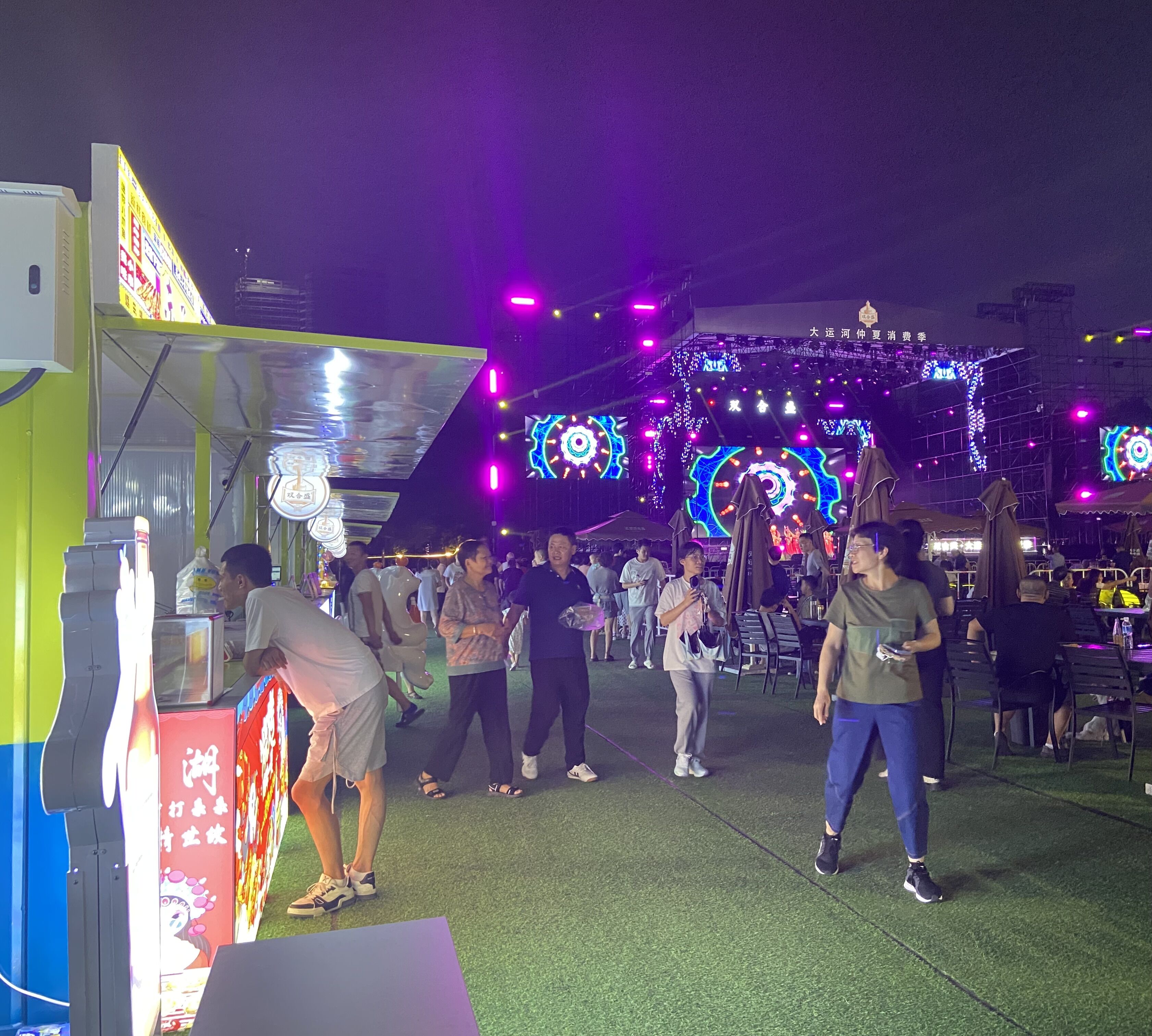 8月16日，游客在大運(yùn)河仲夏消費(fèi)季現(xiàn)場(chǎng)觀看演出、品嘗美食。人民網(wǎng) 馮春昉攝