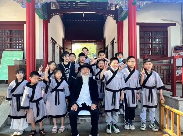 聽(tīng)孔廟歷史見(jiàn)證人——白胡子爺爺講述臨沂城過(guò)去的故事。臨沂市博物館供圖