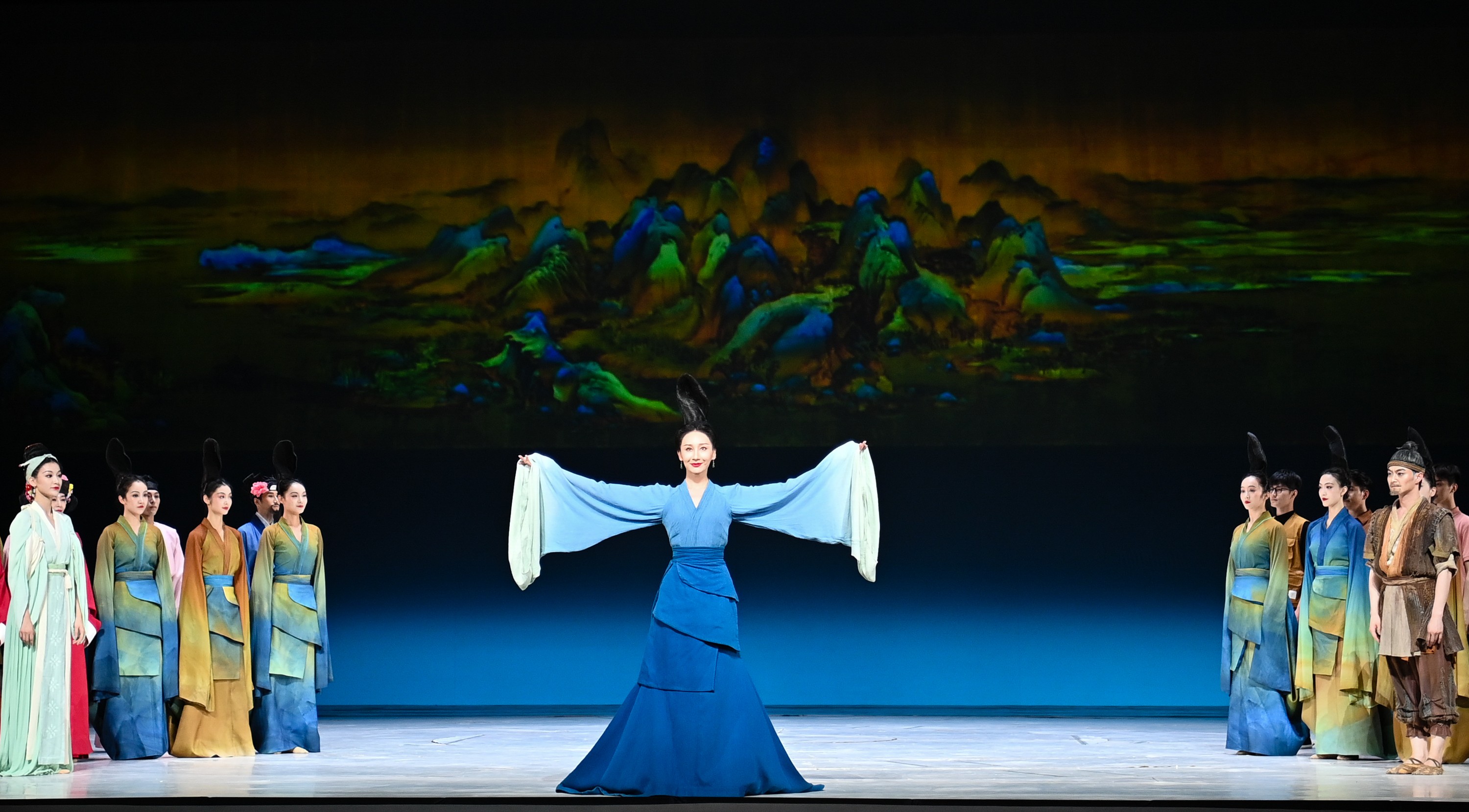 2023年7月20日，中國東方演藝集團(tuán)演員在烏魯木齊文化中心大劇院表演舞蹈詩劇《只此青綠》。新華社記者 李響 攝