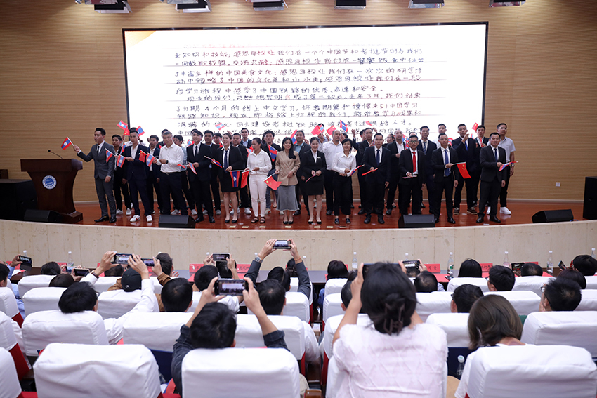 7月31日，昆明鐵道職業(yè)技術(shù)學(xué)院舉行援老撾鐵道職業(yè)技術(shù)學(xué)院項目教育能力建設(shè)教師培養(yǎng)班結(jié)業(yè)典禮。 昆明鐵道職業(yè)技術(shù)學(xué)院供圖