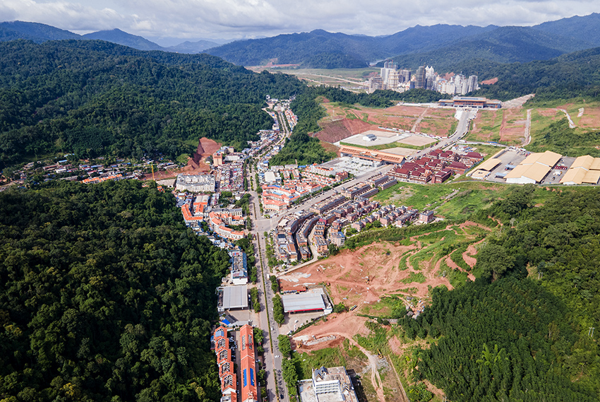 磨憨口岸俯瞰，右前方高層白色建筑群為老撾境內(nèi)。人民網(wǎng)記者 符皓攝