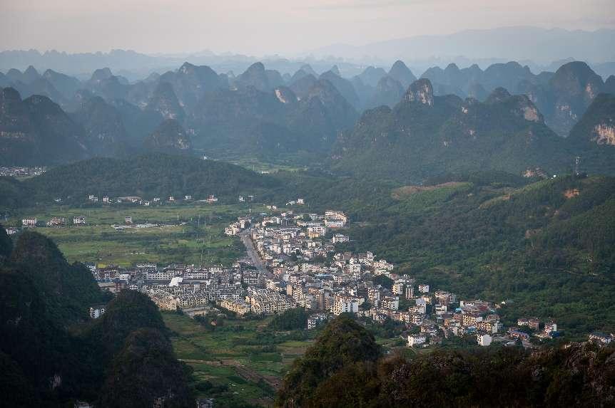 廣西層巒疊嶂，郁郁蔥蔥。 人民網(wǎng) 嚴立政攝