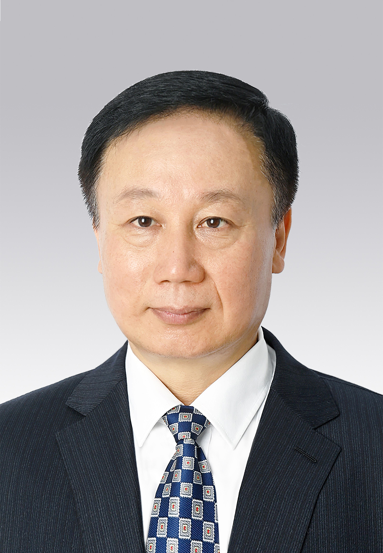 馬宏偉，男，滿族，1969年4月生，研究生學(xué)歷，中共黨員，現(xiàn)任人民日報社副總編輯。