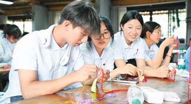 百余名大學(xué)生體驗(yàn)非遺